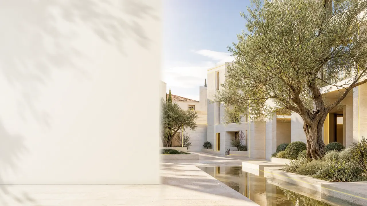 Edifício residencial contemporâneo com pátio iluminado ao entardecer